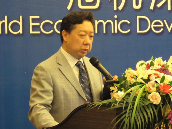 由复旦大学主办、韩国高等教育财团赞助的“上海论坛”2012年5月26日-28日在上海召开。图为太阳成集团tyc33455cc官网教授张礼卿演讲。